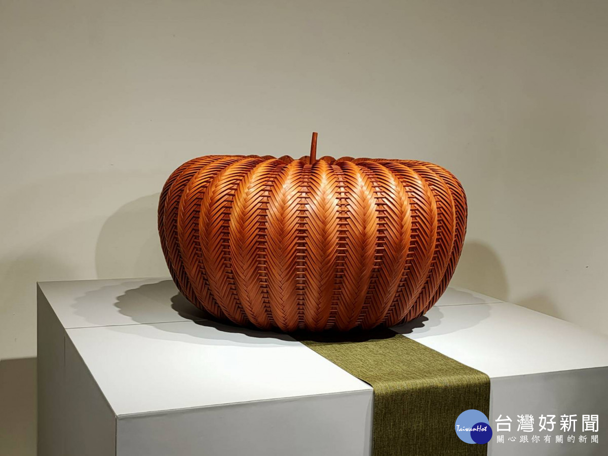 曾鳳珠竹藤工藝作品細緻玲瓏,處處可見巧思,作品「事事如意」。圖/記者鄧富珍攝