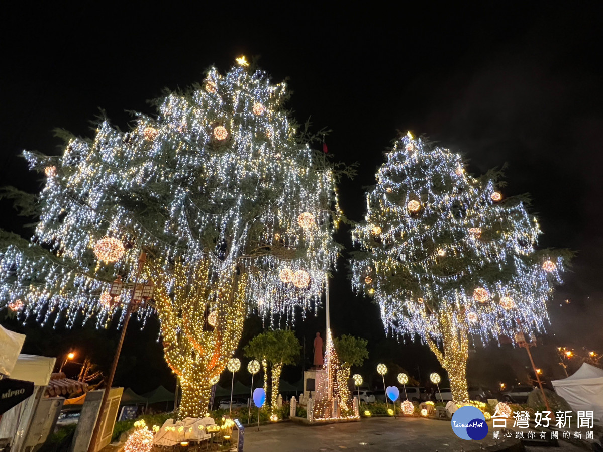 梨山賓館前2棵28公尺高的雪松耶誕樹點亮璀璨燈飾，驚豔全場。