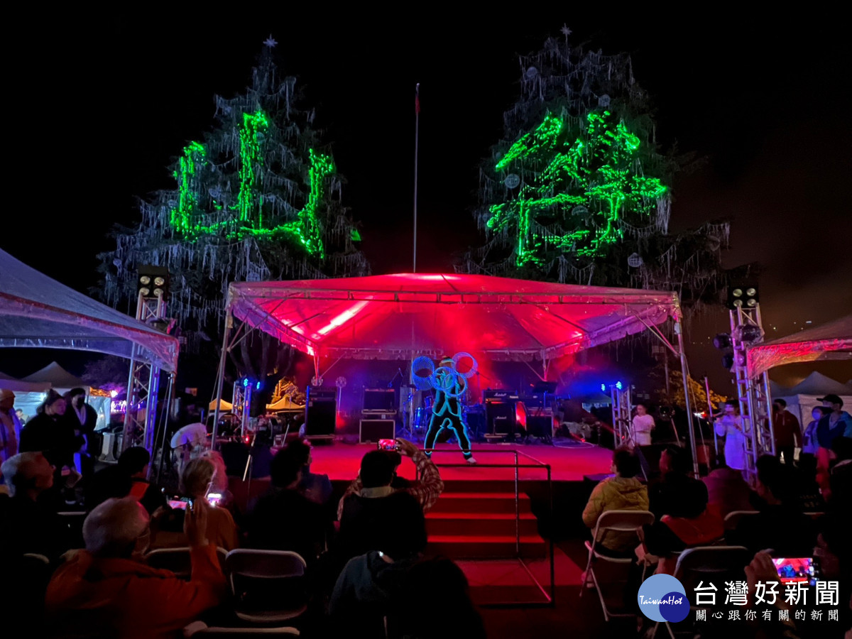 山谷燈光節點燈儀式開場活動邀請光環境藝術表演，現場充滿迷幻感。
