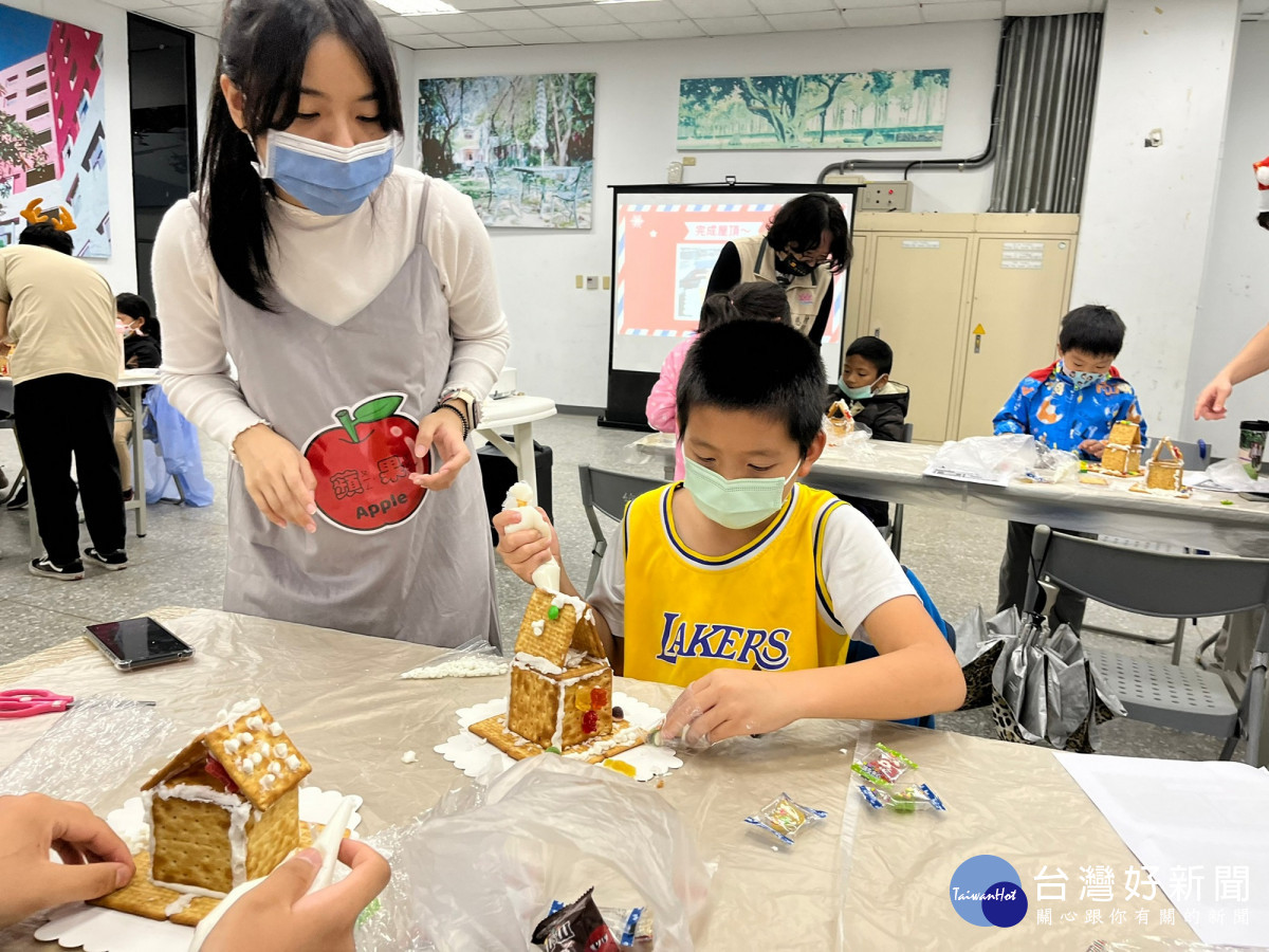 烘焙社同學陪伴觀音根滿慈善基金會孩子手做薑餅屋