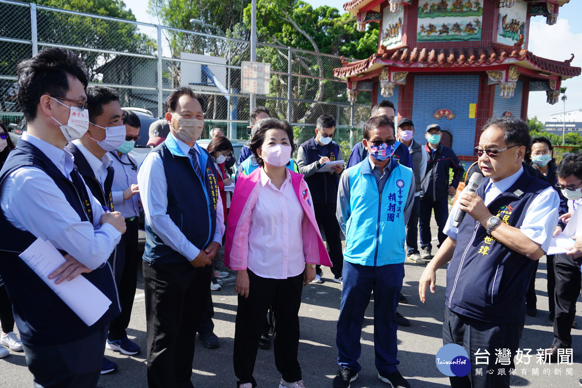 立委楊瓊瓔、市議員賴朝國爭取興建日照及社區活動中心，市府相關單位現勘並交換意見。