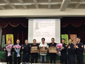 民雄警分局3位同仁榮退，兒子警傳承並感謝父親辛勞/民雄警分局提供