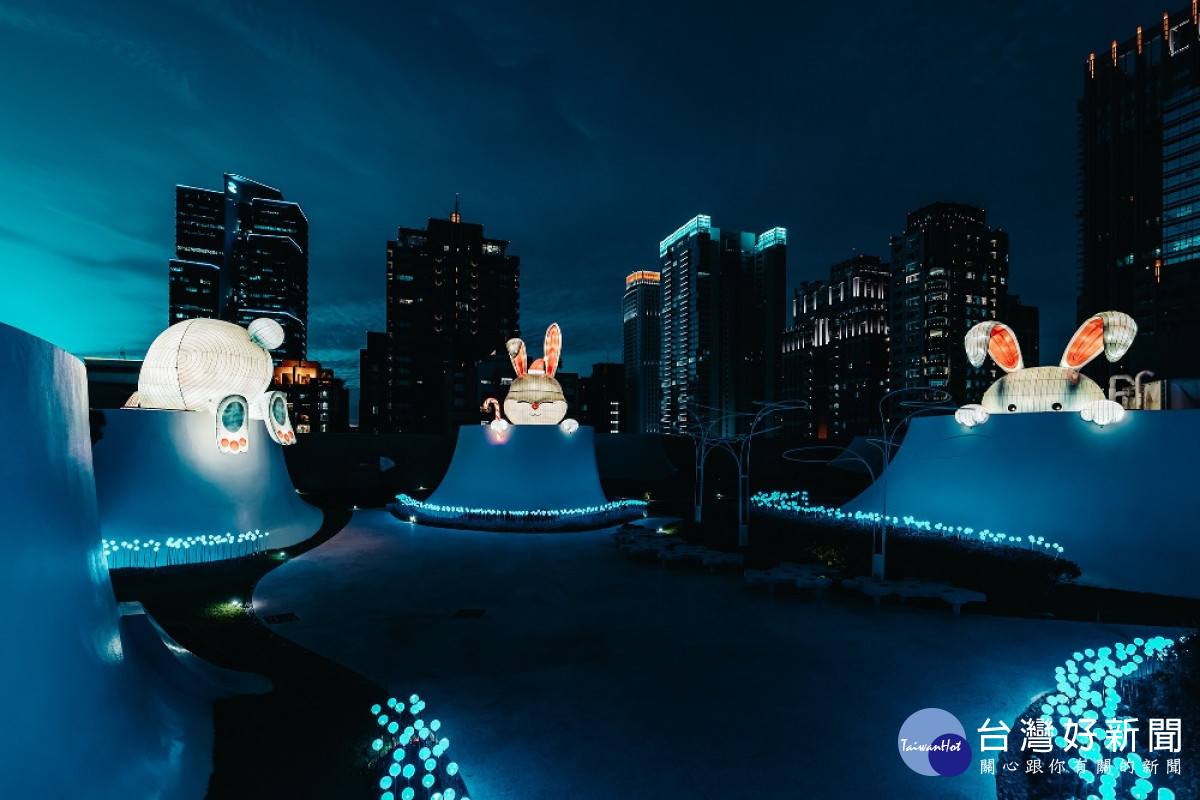  2022空中花園耶誕裝置《嬌兔三窟》。(圖/台中國家歌劇院-攝影：林峻永)