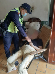 員警破門而入，及時搶救病危民眾／警方提供