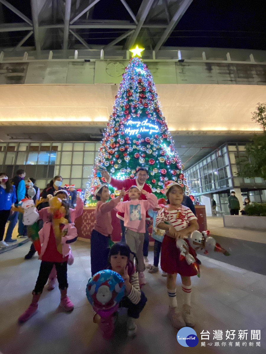 江啟臣裝扮成耶誕老人，開心與幼童互動。