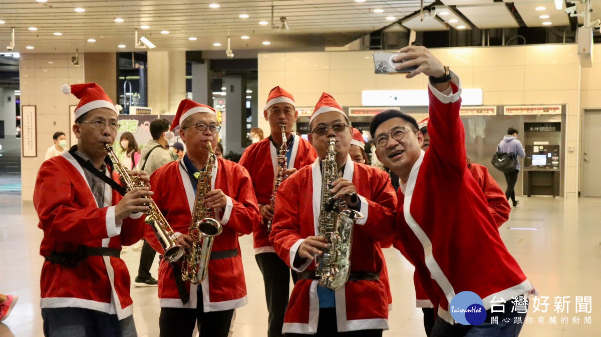 豐原火車站薩克斯風樂團吹奏《耶誕鈴聲》，吸引旅客目光。