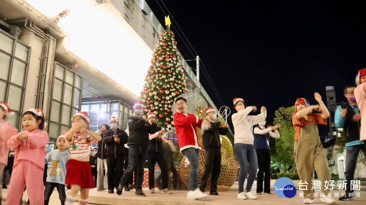 江啟臣以耶誕老公公裝扮現身，大跳熱門《聖誕狂歡曲》。