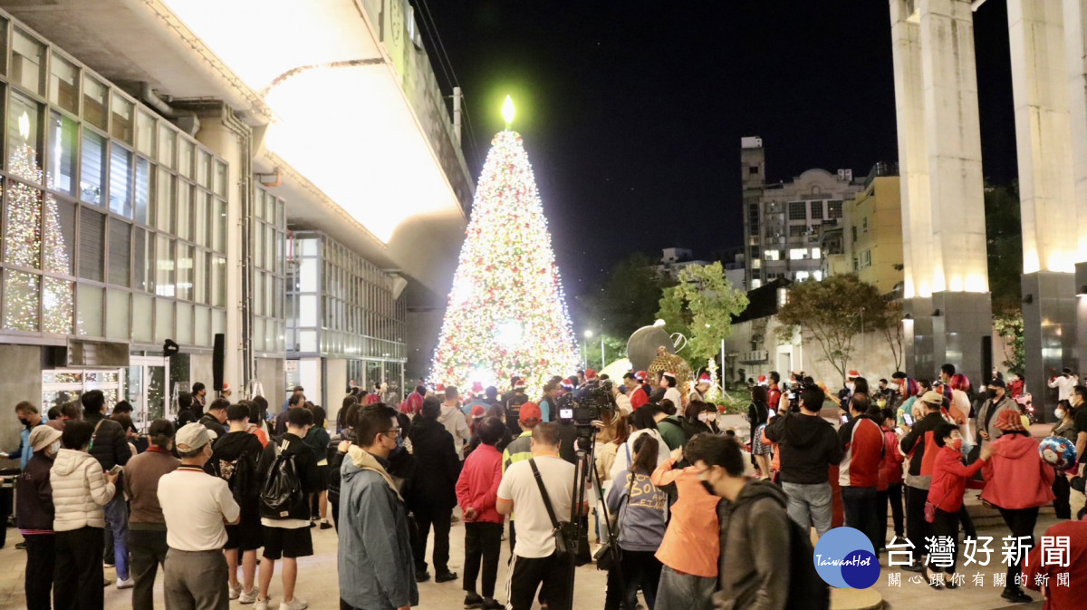 豐原火車站前廣場點亮10公尺高耶誕樹 ，現場洋溢溫馨氣氛。