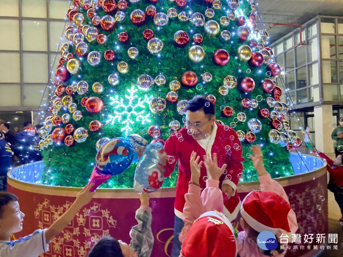 江啟臣裝扮成耶誕老人，開心與幼童互動。