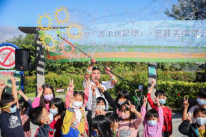 忠勤公園歡慶趴安排魔幻泡泡秀，小朋友開心同樂。