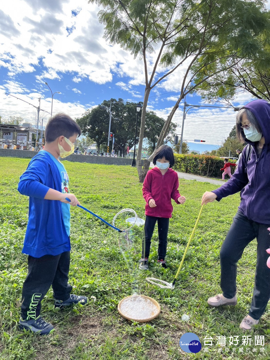 忠勤公園歡慶趴安排魔術、氣球、闖關遊戲等活動。