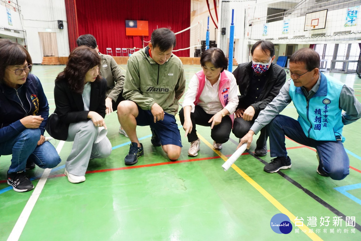 立委楊瓊瓔(右三)、市議員賴朝國(右一)爭取置換潭秀國中活動中心木地板整建工程1000萬元經費。