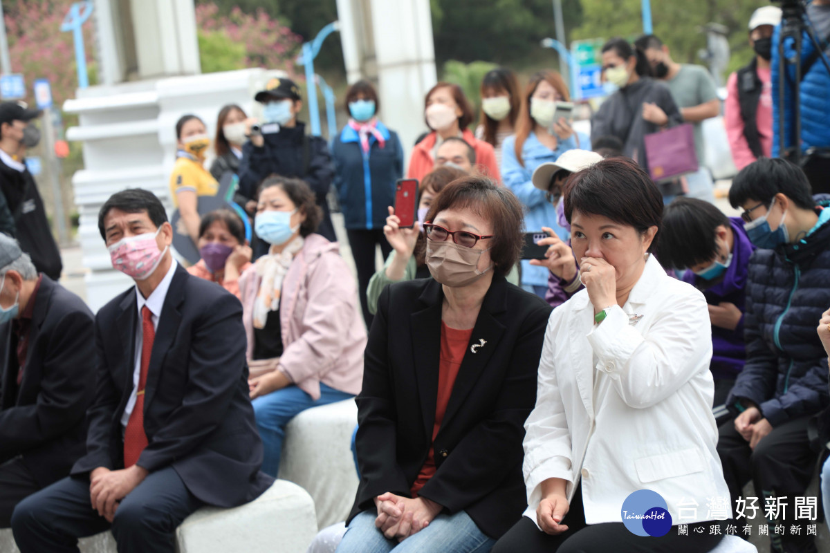台中市長盧秀燕聆聽許舒閔演唱會，得知她多舛身世，忍不住拭淚。