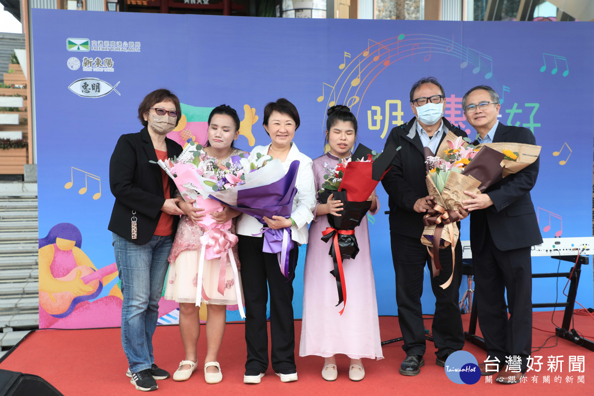 許舒閔父母、姊姊相繼離世，台中市長盧秀燕及惠明盲生當她的家人出席演唱會支持，場面溫馨。