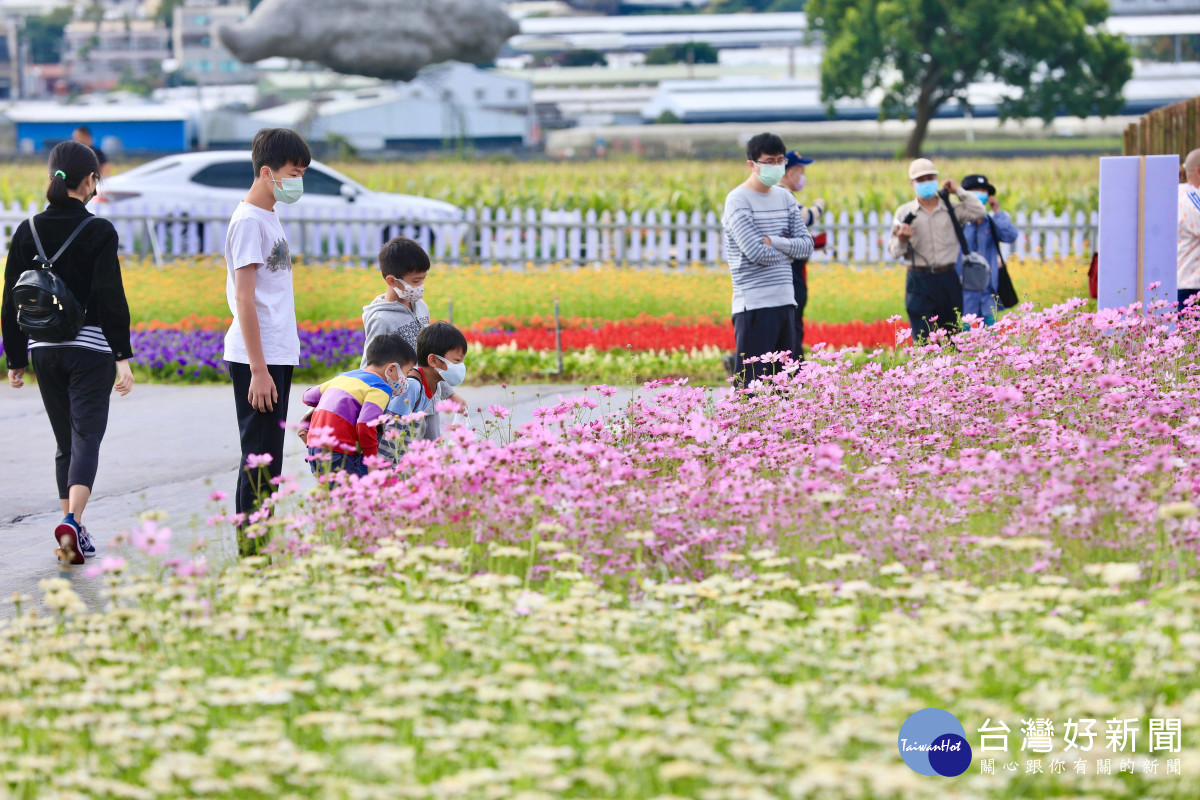 2022台中國際花毯節主題為「心花開」，開幕首日湧入賞花人潮。