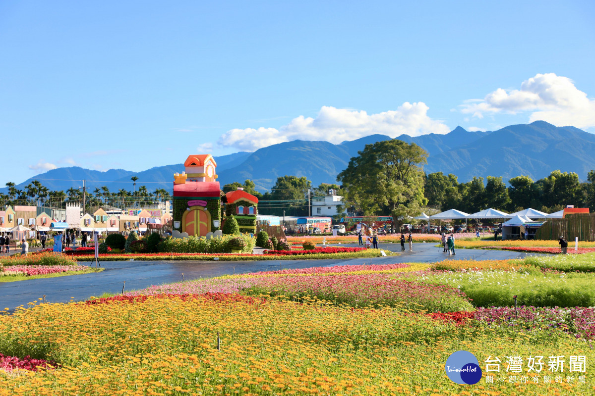 2022台中國際花毯節主題為「心花開」，以20萬株、超過19種繽紛花草點綴大片主題花毯。