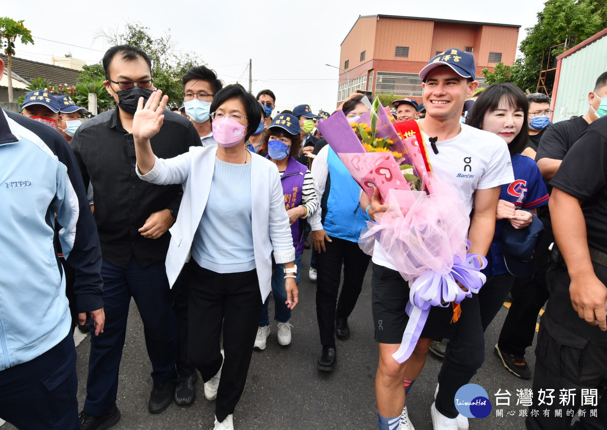 三鐵冠軍好手伊登訪問彰化，埔鹽順澤宮參拜還願。圖／彰化縣政府提供