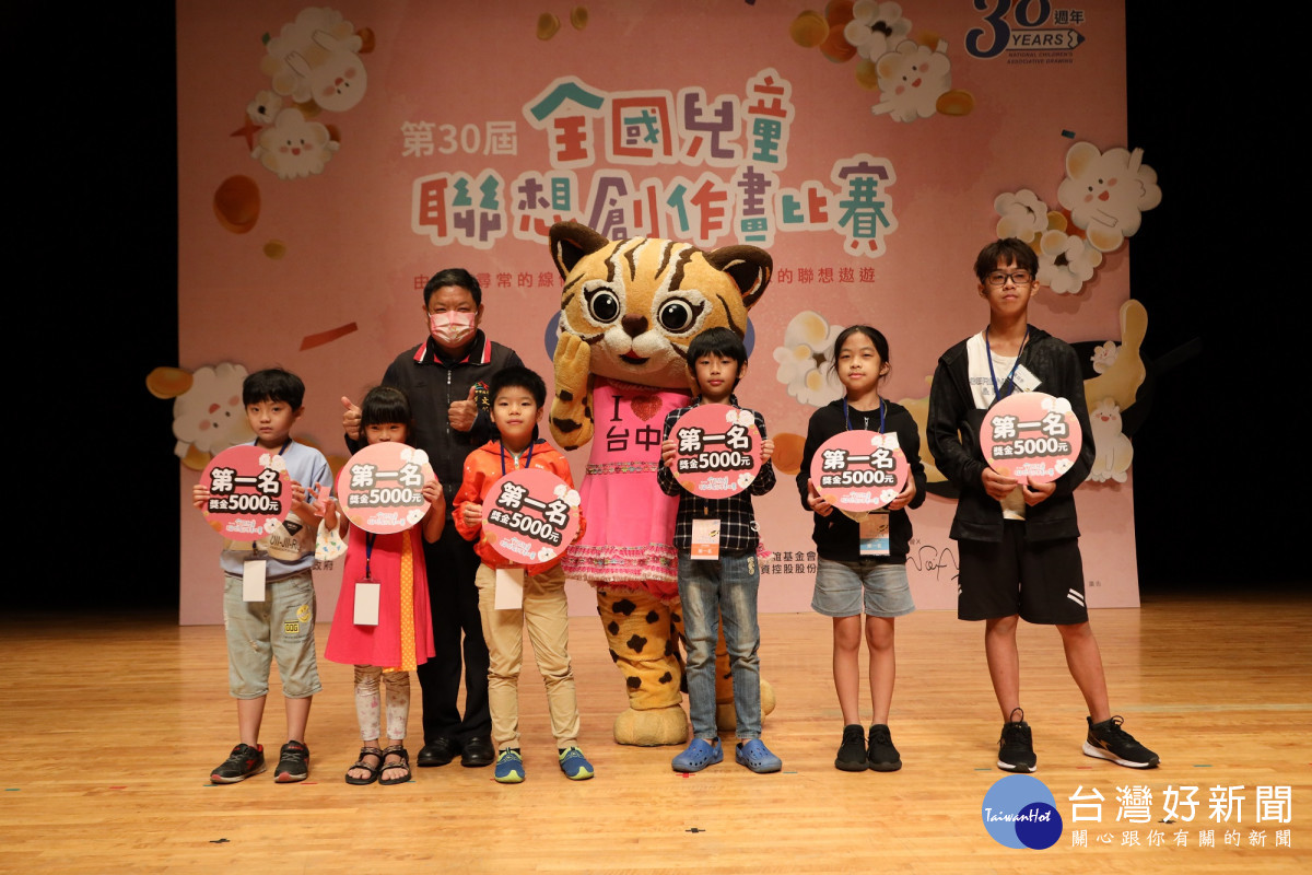 台中市文化局副局長施純福施純福為一至六年級第一名頒獎，後為石虎家族的樂虎姐姐。