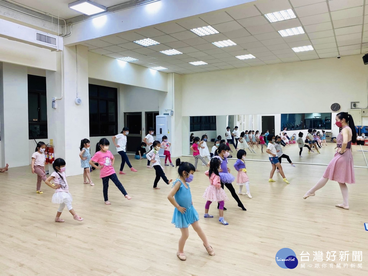 沙鹿兒童運動中心開設兒童芭蕾課程。