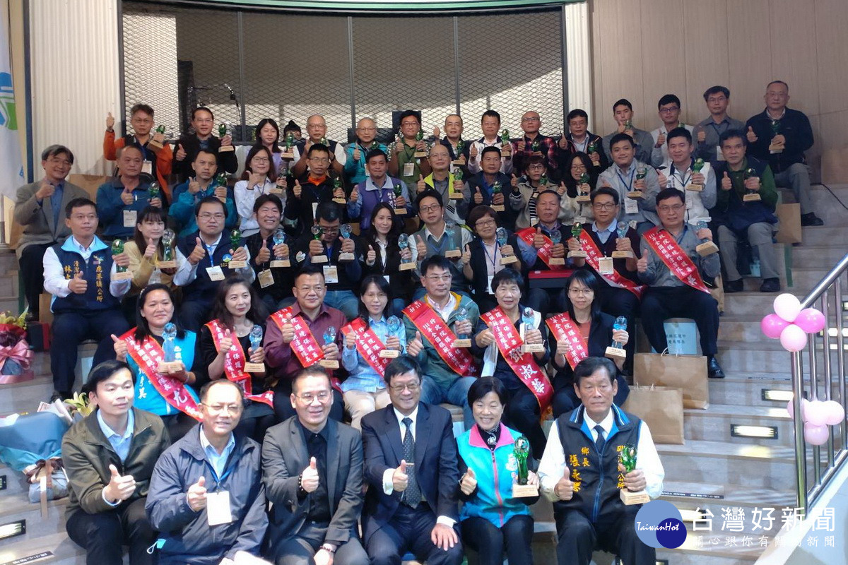 桃園市政府環保局環境清潔稽查大隊桃園區中隊長吳小萬，榮獲111年全國模範清潔隊長。<br />
