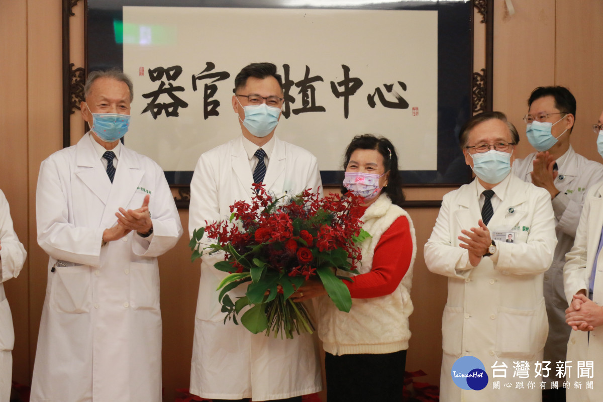 病友會會長黃阿燕（右二）代表病友獻花，感謝鄭紹彬（左二）與團隊的努力。