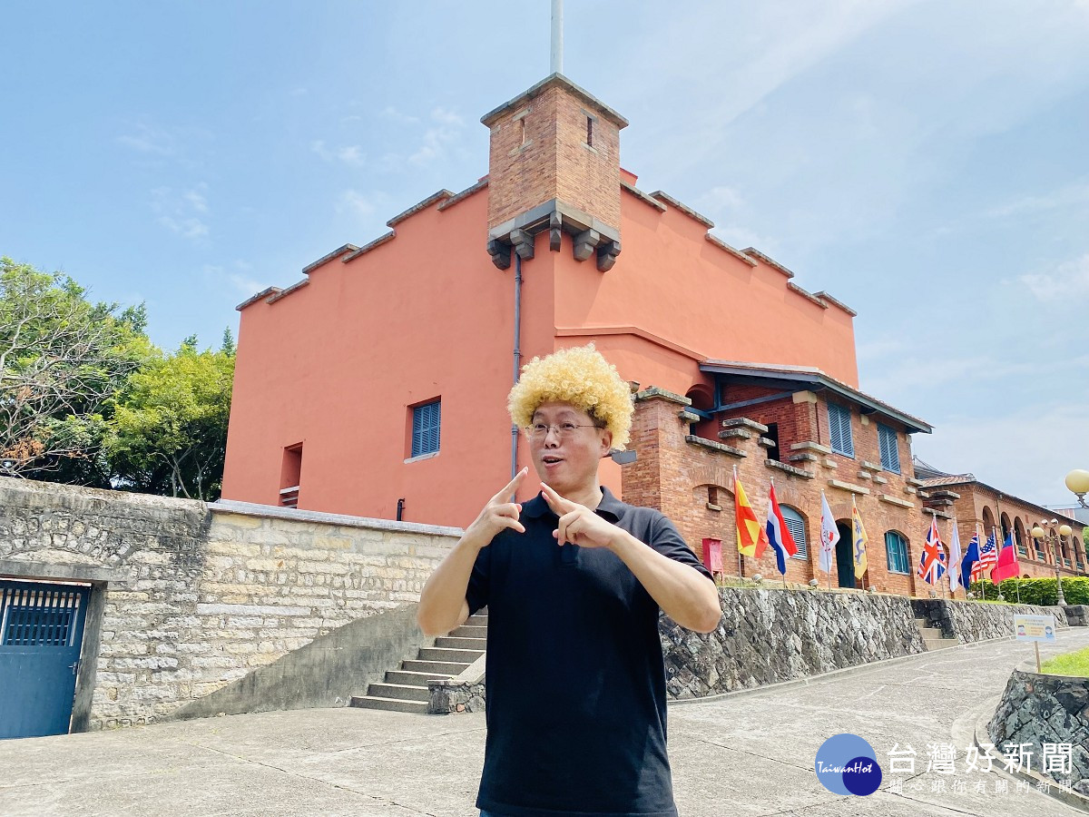 新北市立淡水古蹟博物館與神級手語翻譯員李振輝合作拍攝臺灣手語和華語的雙語影片，提升文化平權的服務