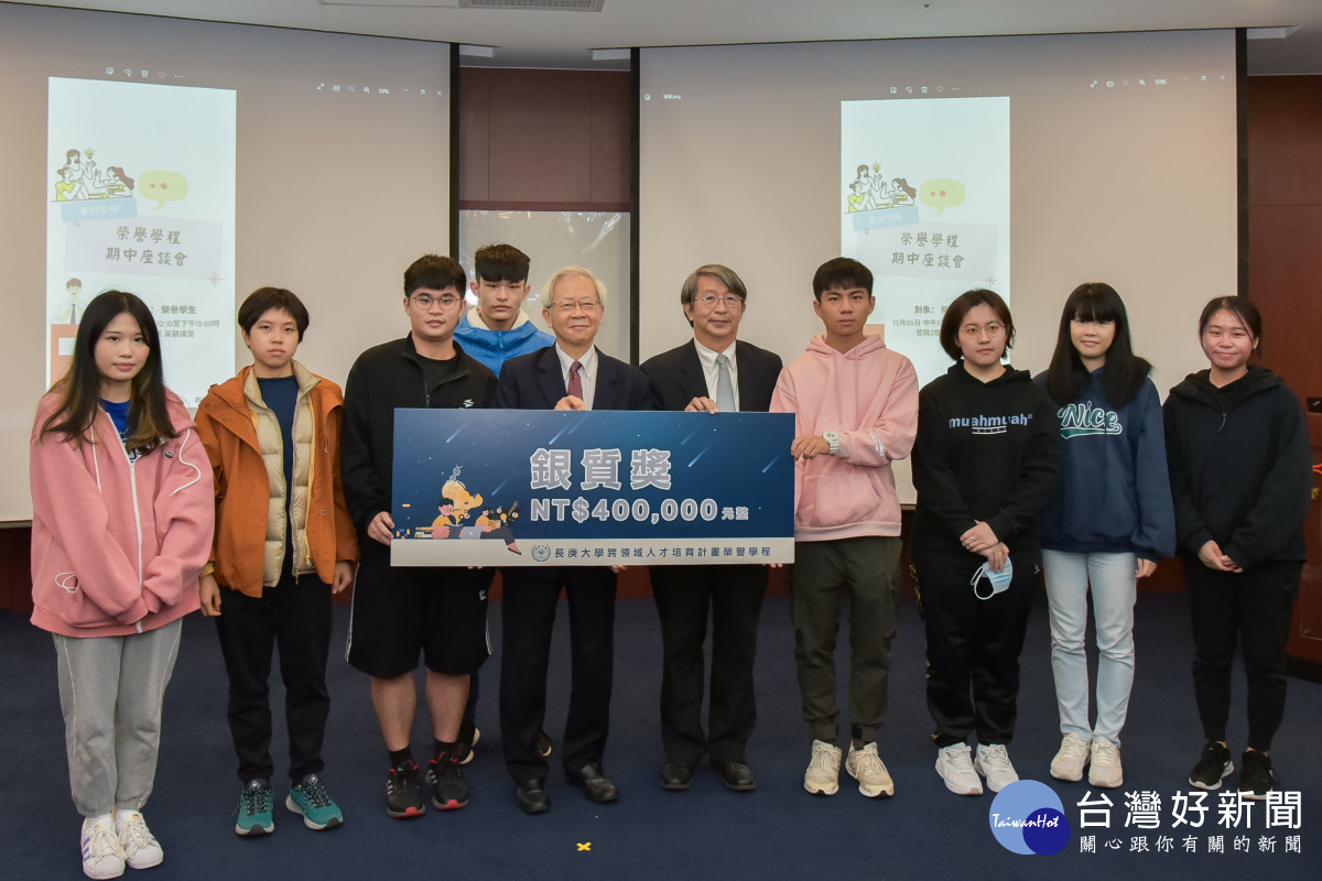 湯明哲校長(左五)與楊智偉副校長(右五)頒發銀質獎給獲獎代表同學