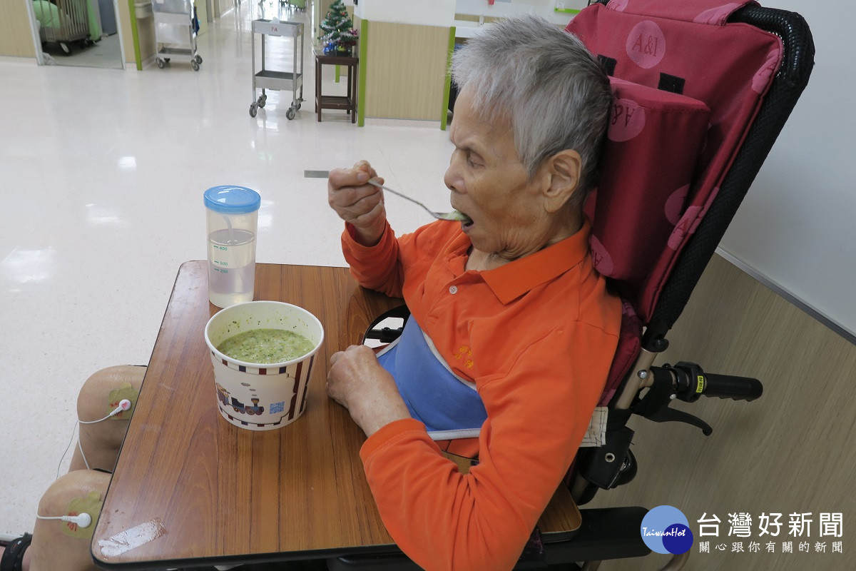 失智阿嬷生活功能退化靠人餵食　借著體感訓練竟回復到可以自行吃飯