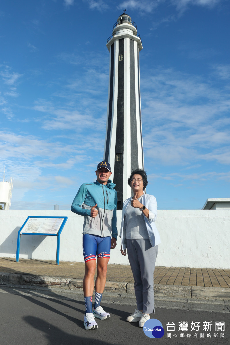 王惠美縣長與伊登推薦「芳苑燈塔」。圖／彰化縣政府提供<br />
<br />
