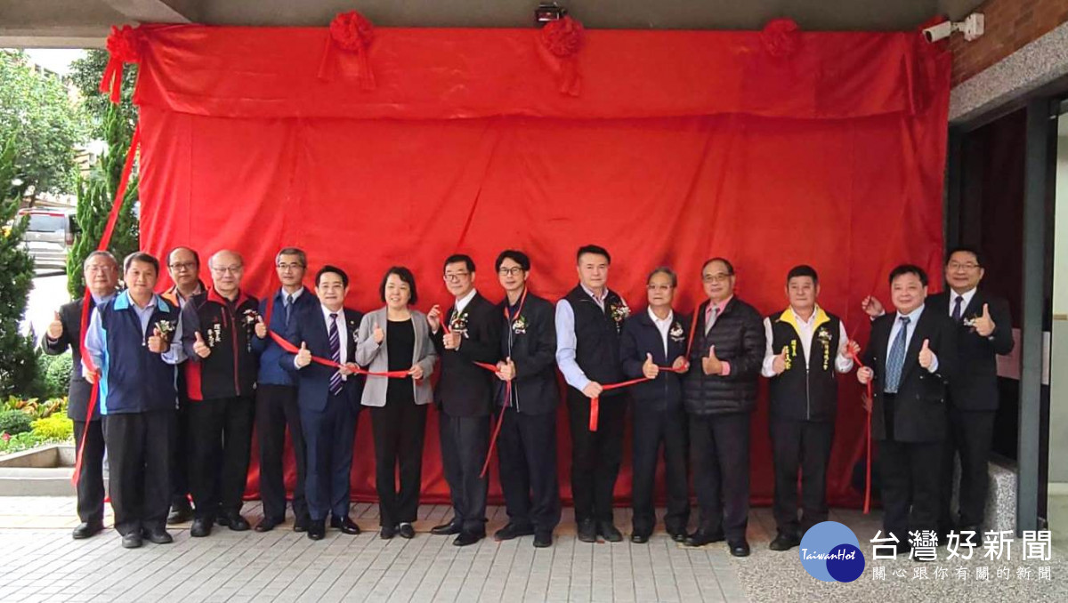 勞發署謝青雲組長（右8）與貴賓、工會夥伴一同揭牌合影。
