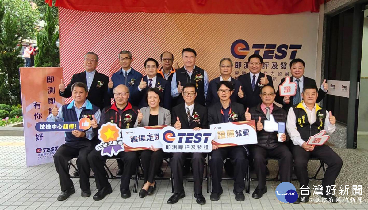 勞發署謝青雲組長（右4）與貴賓、工會夥伴一同揭牌合影。