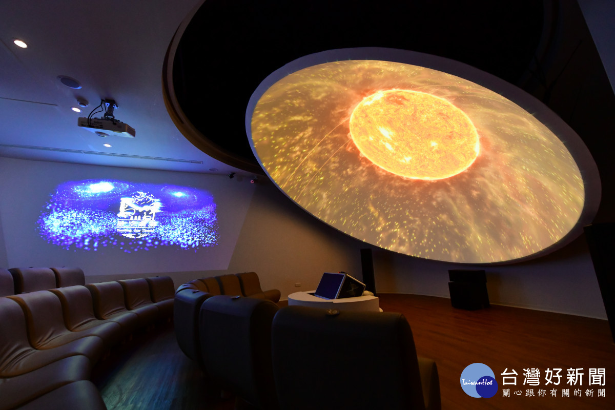 鳶峰星空劇場是個梯次型的互動劇場，有如一座電影院，並採用天文教學的專業系統-星象儀，搭配直徑四米的圓頂訂製投影幕，讓民眾能有更完整的體驗。南投縣觀光處提供。