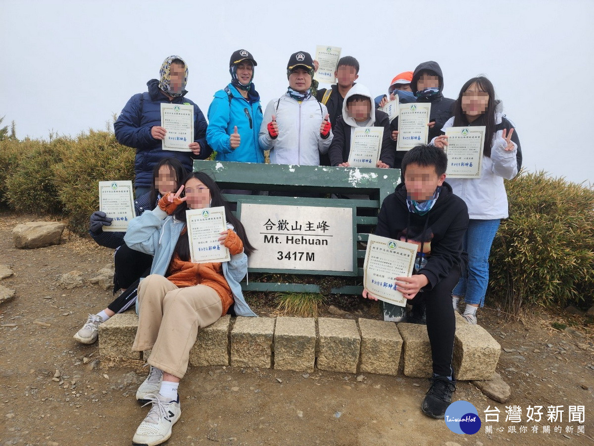 同學完成壯舉領到登頂證書。（南投縣聯絡處提供）