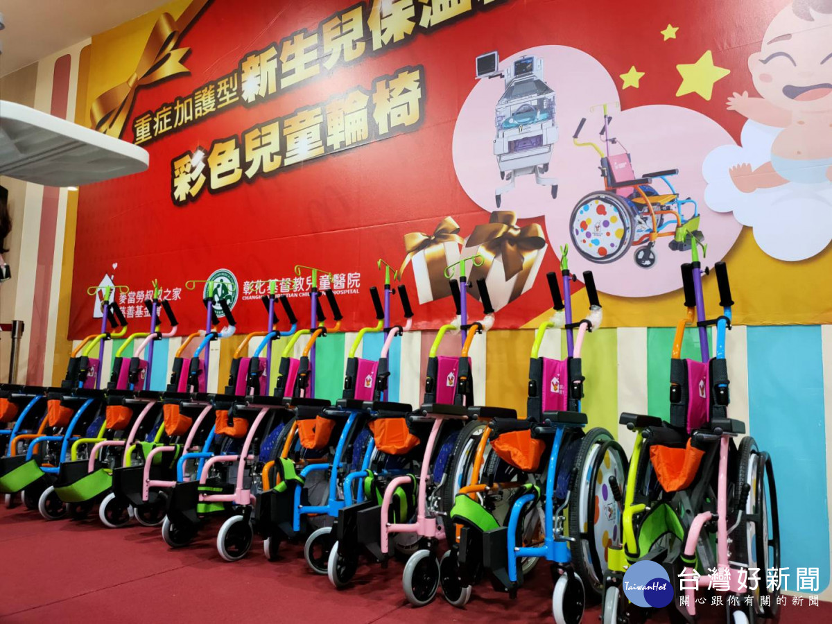 「麥當勞叔叔之家慈善基金會」秘書長蔡金玲8日親自送給投彰雲地區的孩童一份大禮「重症加護型新生兒保溫箱及彩色兒童輪椅。圖／記者鄧富珍攝
