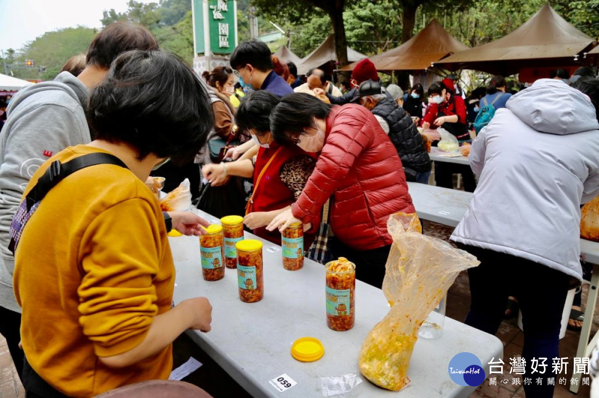 梅子夢工廠在每年的南投花卉嘉年華-踏雪尋梅活動,吸引許多民眾一起參與梅子泡菜DIY體驗,使用高山高麗菜加上在地產的梅子所醃製的泡菜,別具風味。(圖/信義鄉農會梅子夢工廠資料照片)