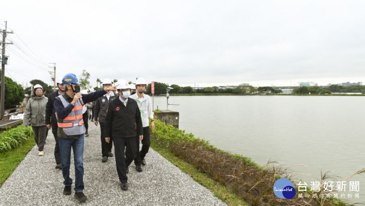 桃園市長鄭文燦視察「內定綠塘水岸公園」工程進度。