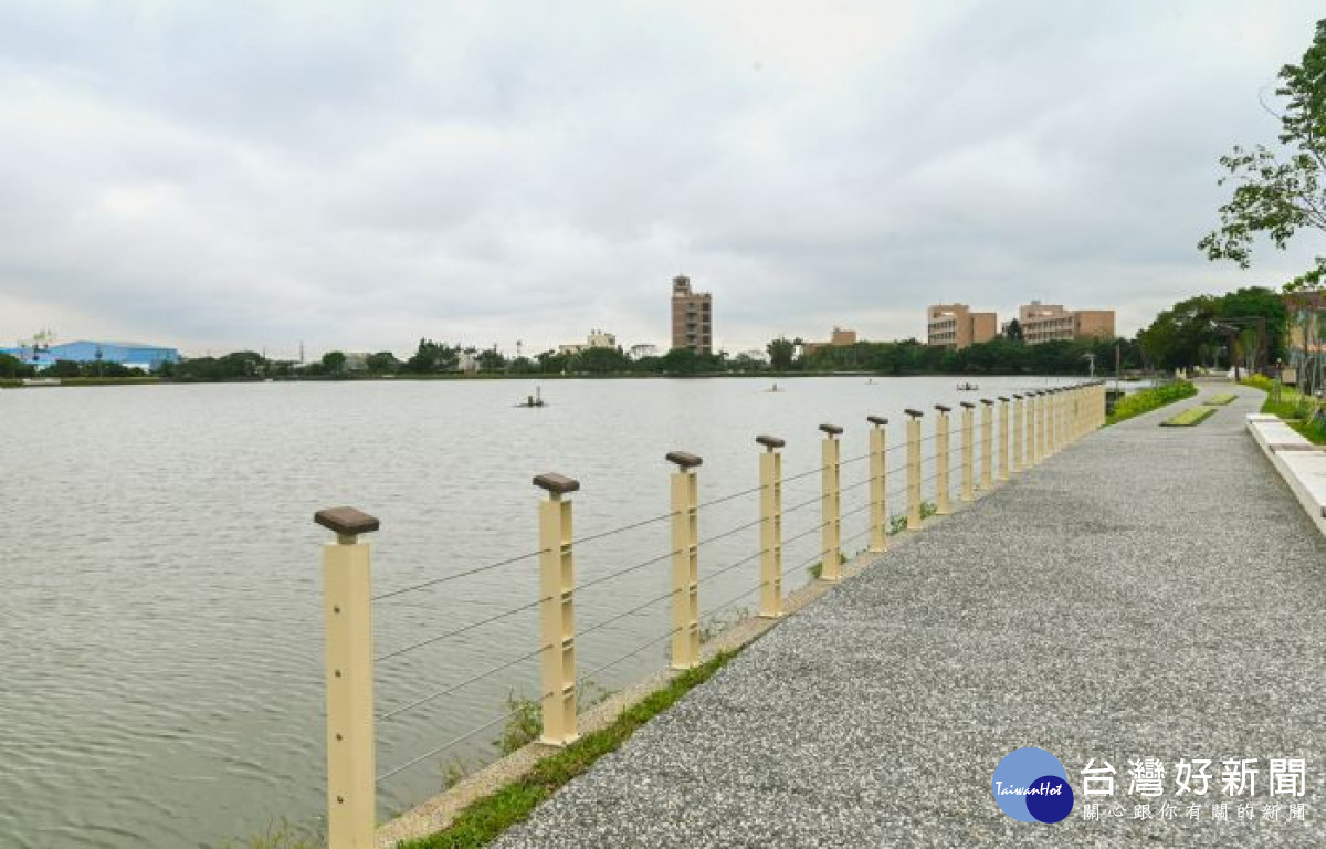 「內定綠塘水岸公園」預計112年2月開園。<br />
<br />
