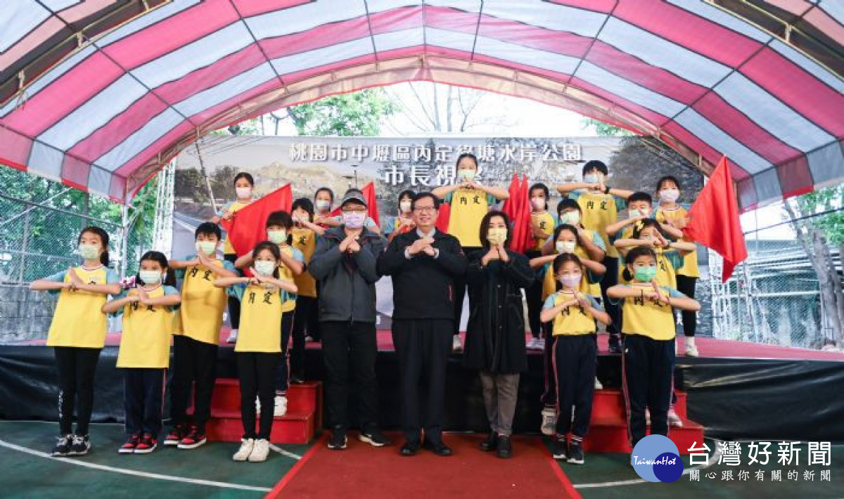 市長與表演小朋友合照。<br />
<br />
