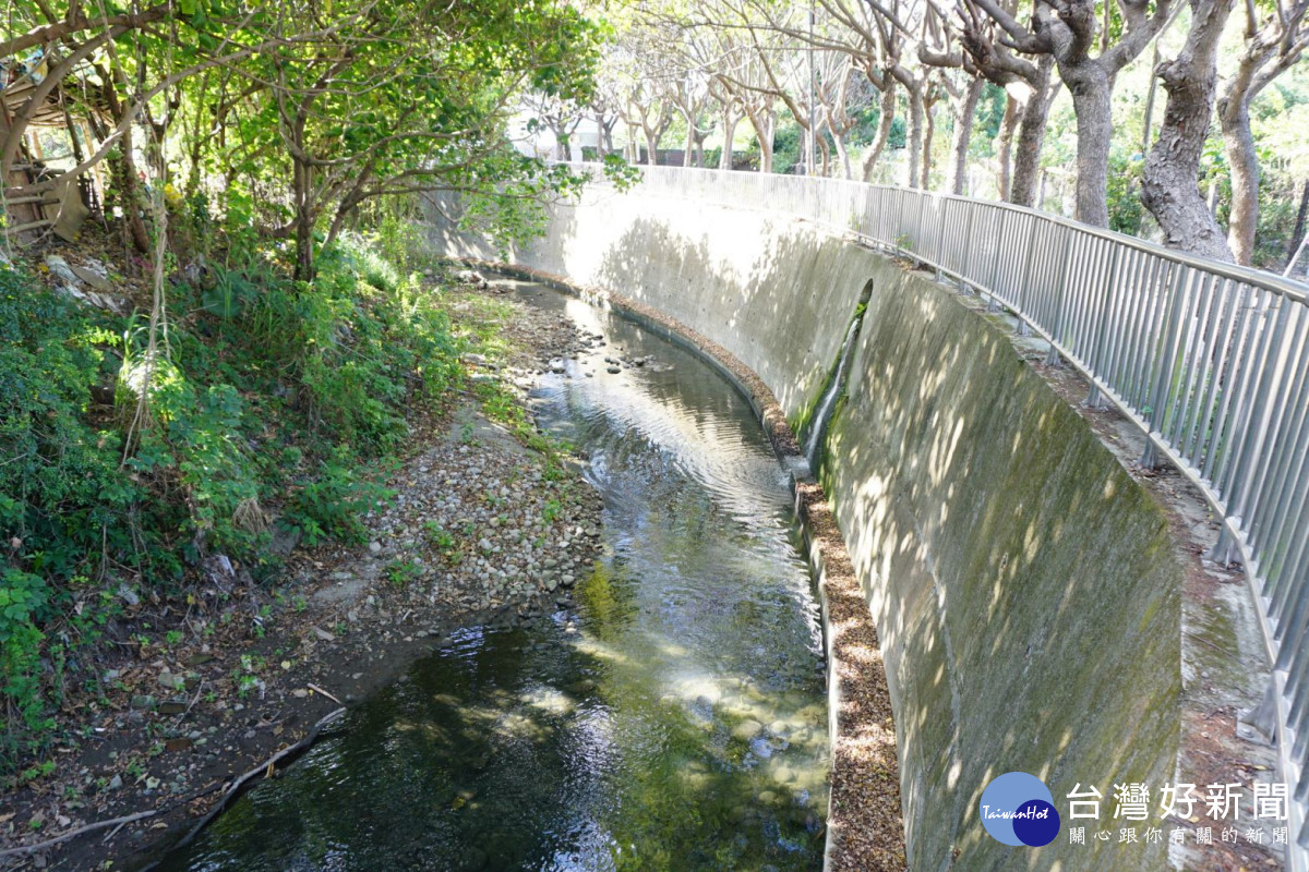 柳川排水潭北段左側護岸仍為土堤，近年逐漸崩塌，遇雨有潰堤風險。