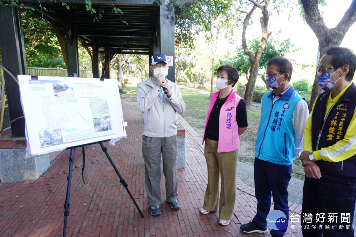第三河川局局長張稚煇(左一)說明護岸改善工程。