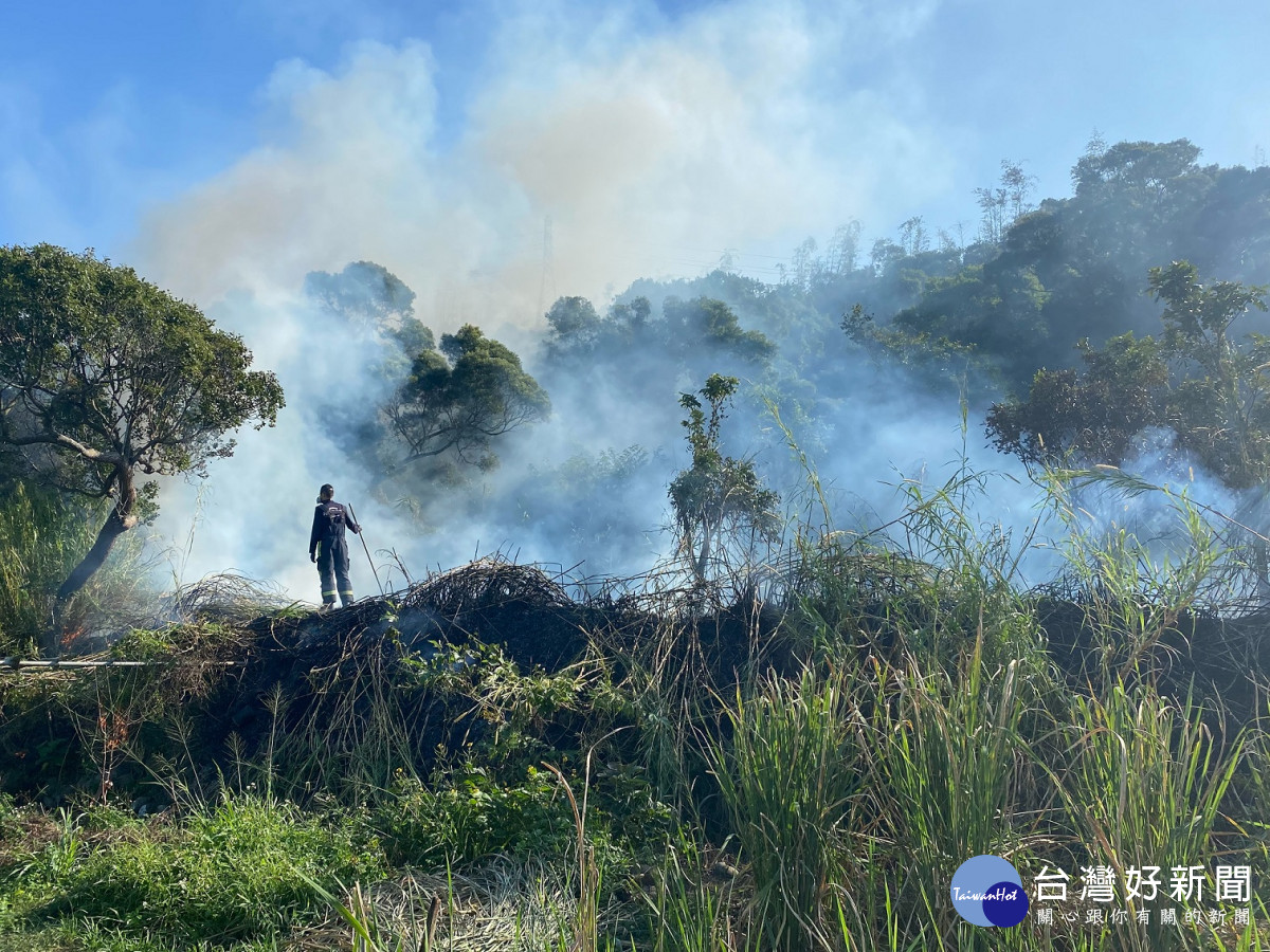 環保局透過空拍機巡航發現有大片燃燒雜草致煙霧瀰漫情形