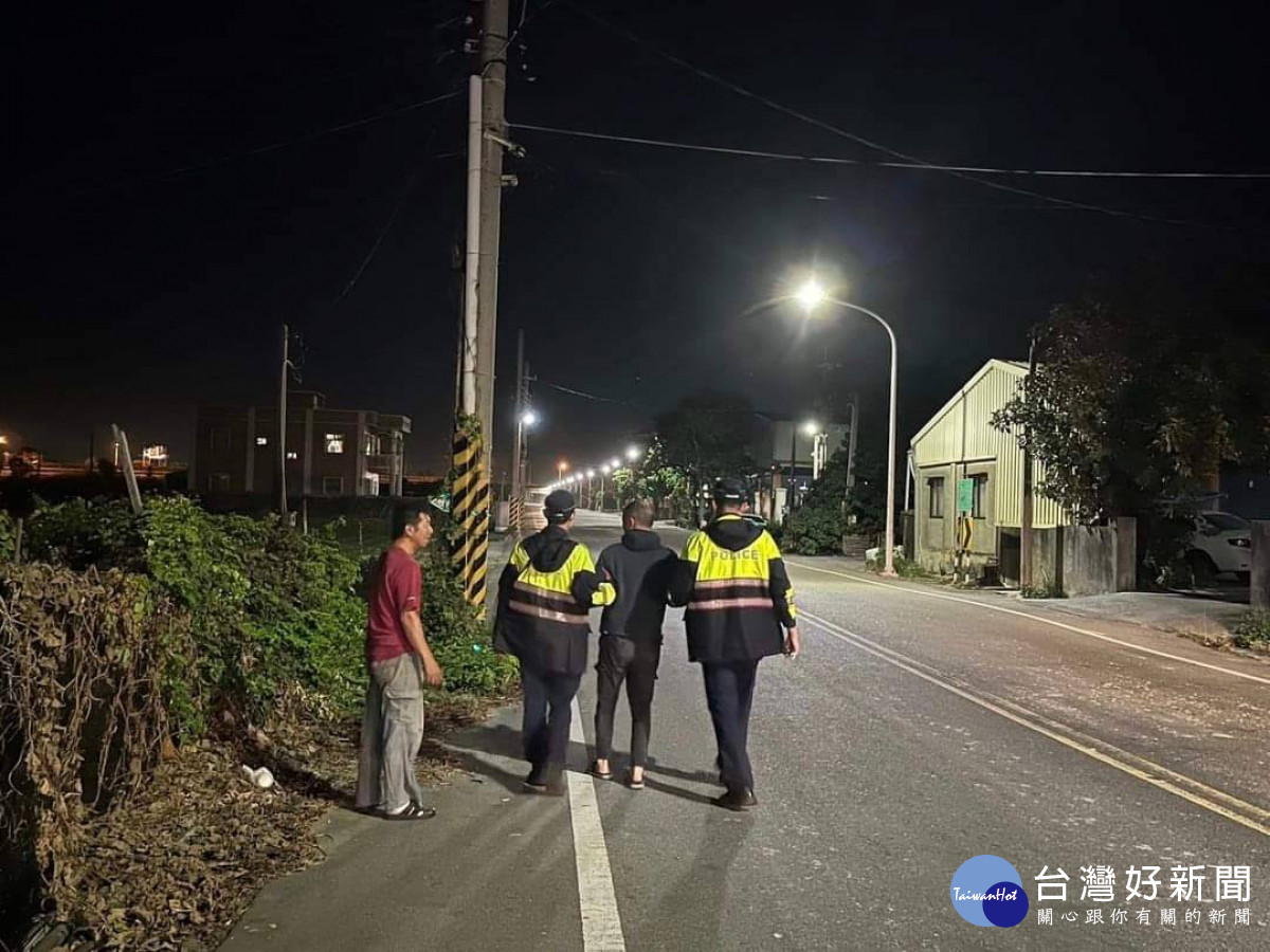 男子心情不佳酒醉路倒，臺西暖警陪他回家開導解心結/臺西分局提供