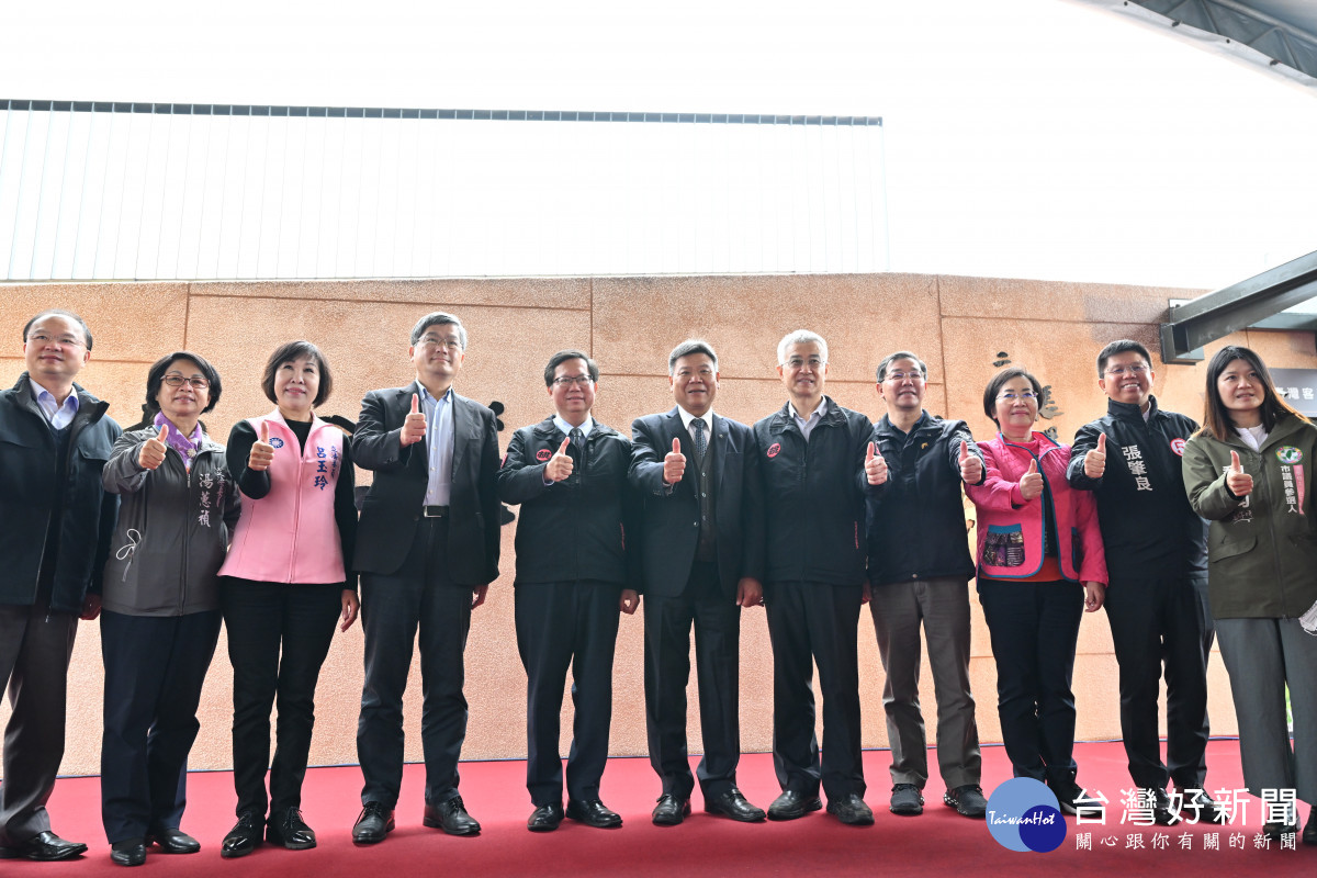 市長鄭文燦（左5）、客委會主委楊長鎮（左4）、福爾摩沙公司董事長周文裕（左6）及與會貴賓共同揭牌合影。