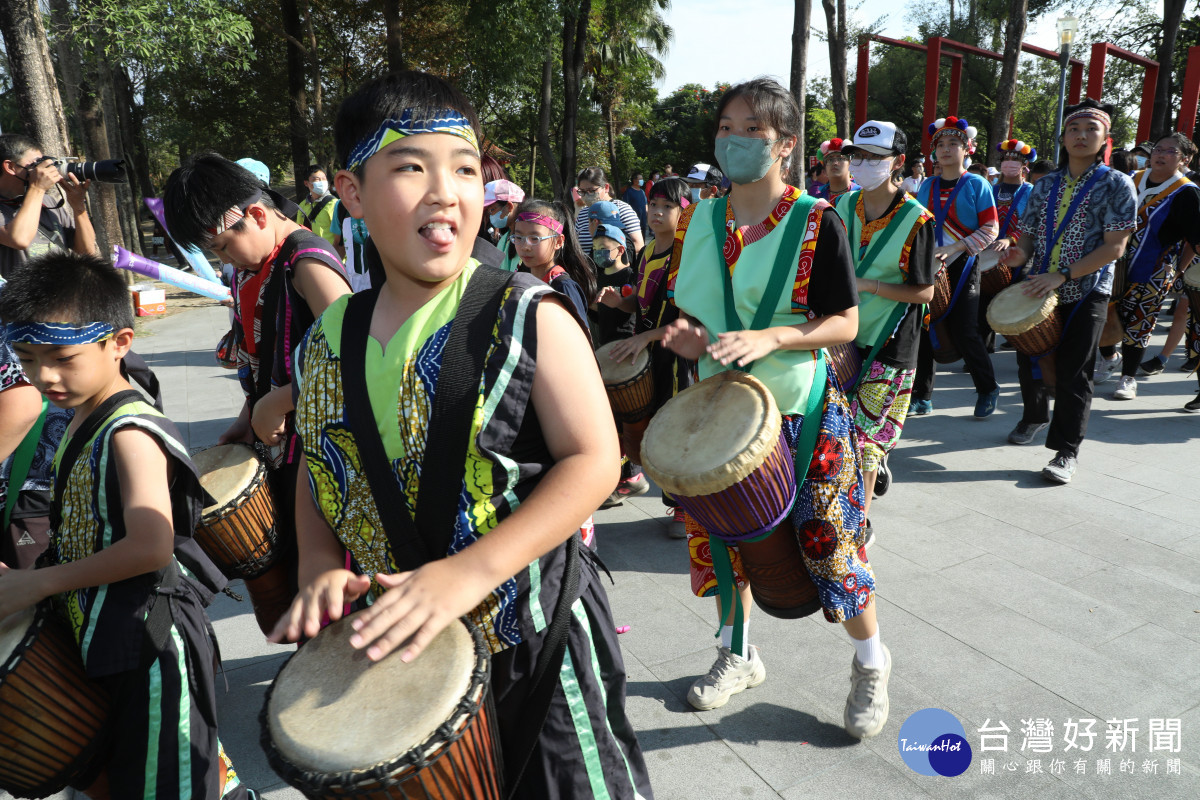 邁入第15年的「新港奉天宮國際媽祖文化節」， 今年首次在新港街面舉行藝術踩街／陳致愷翻攝
