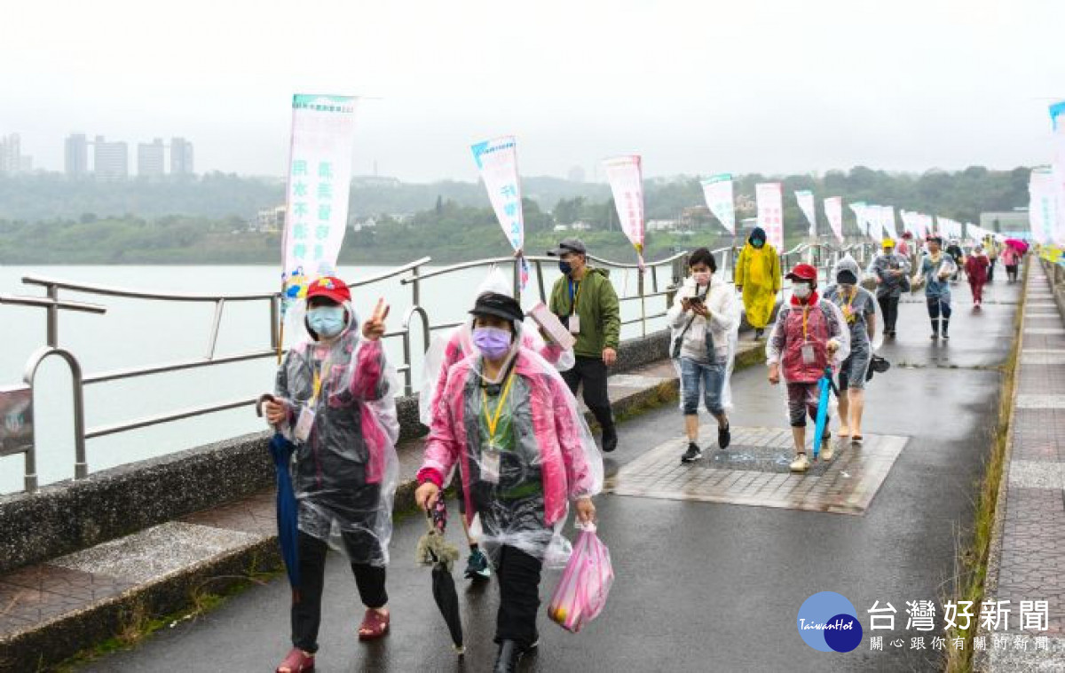 民眾不畏風雨踴躍參與111年度桃園大圳隧道健走活動。