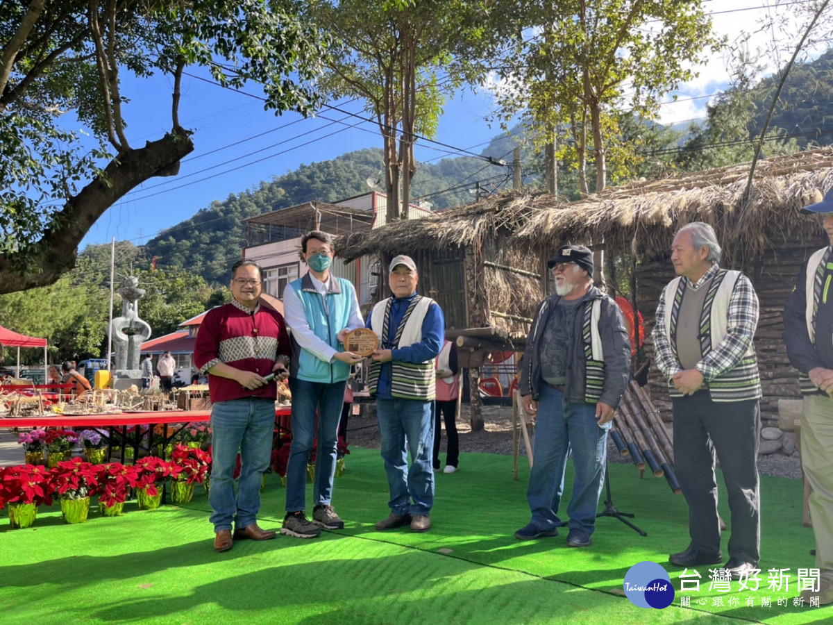 東勢林管處陳副處長啓榮及德芙蘭國小校長古金益一起致贈感謝狀給工班。
