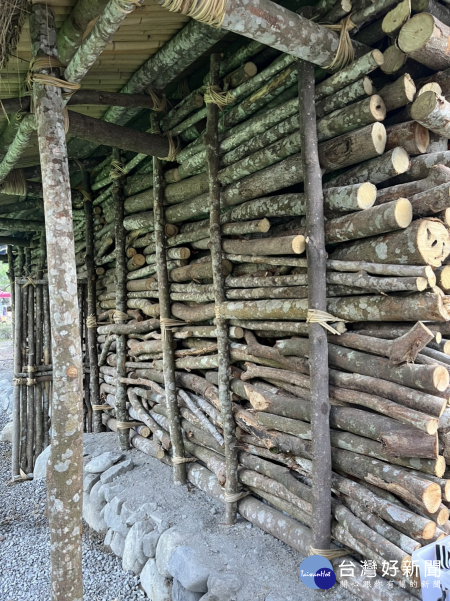 泰雅傳統古屋的厚積式疊木牆，是重要特色之一。