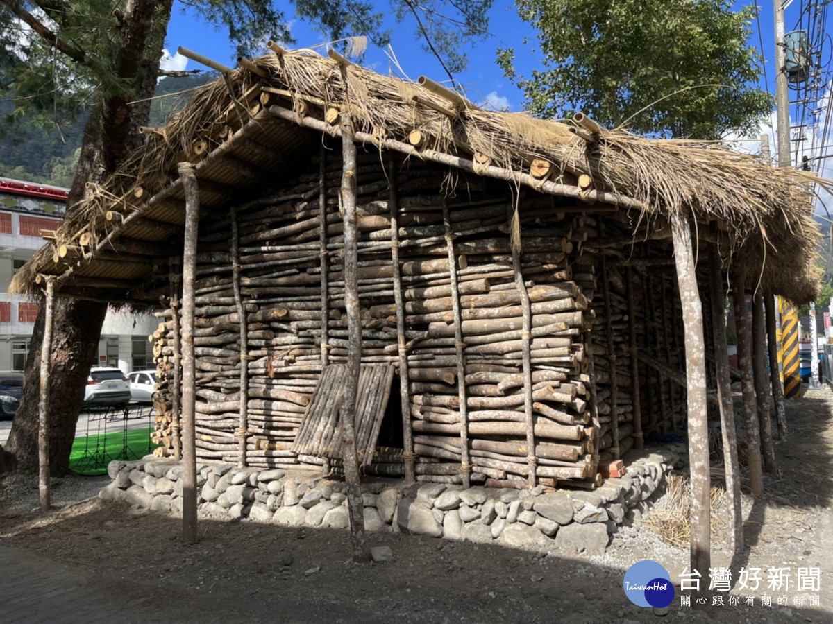 泰雅傳統半穴式木屋以砌石、木購及疊木牆建築而成。