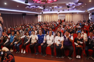 朱主席與各當選人及地方幹部合影。（記者扶小萍攝）