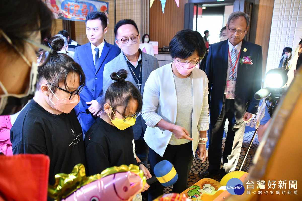 飯店推出「ONE兔ONE兔 圍爐運動會」邊吃邊玩做公益。圖／記者鄧富珍攝